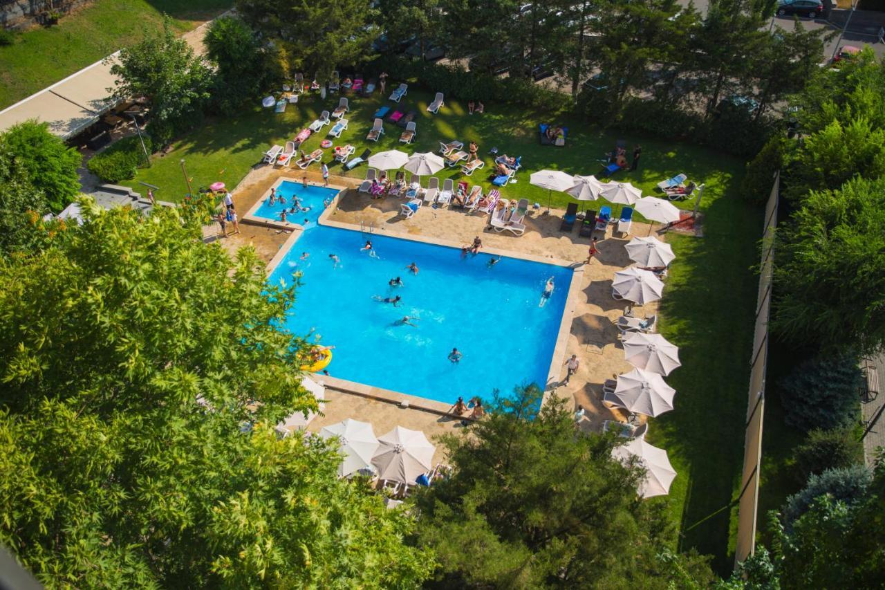 Hrazdan Hotel Yerevan Bagian luar foto
