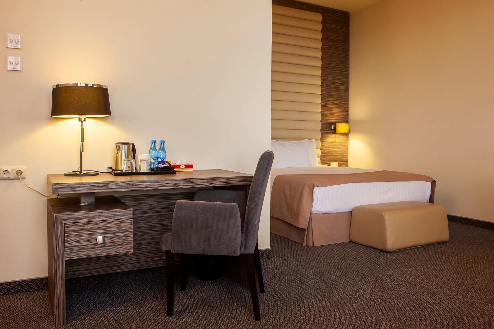 Hrazdan Hotel Yerevan Bagian luar foto