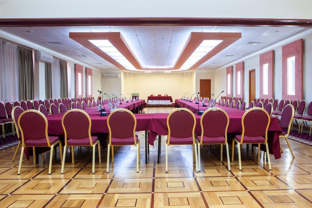 Hrazdan Hotel Yerevan Bagian luar foto