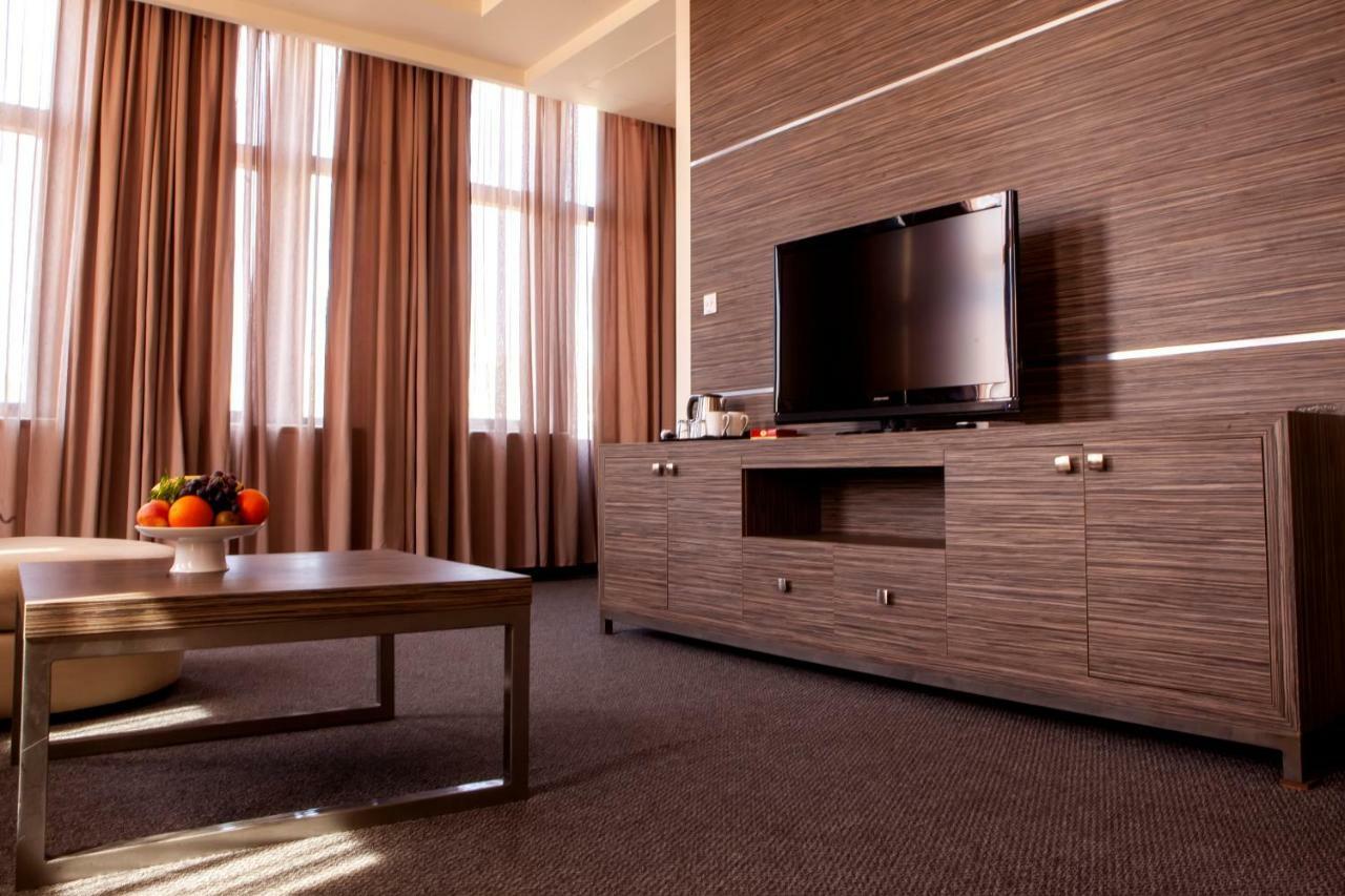 Hrazdan Hotel Yerevan Bagian luar foto