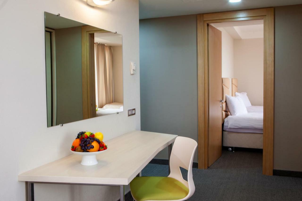 Hrazdan Hotel Yerevan Bagian luar foto