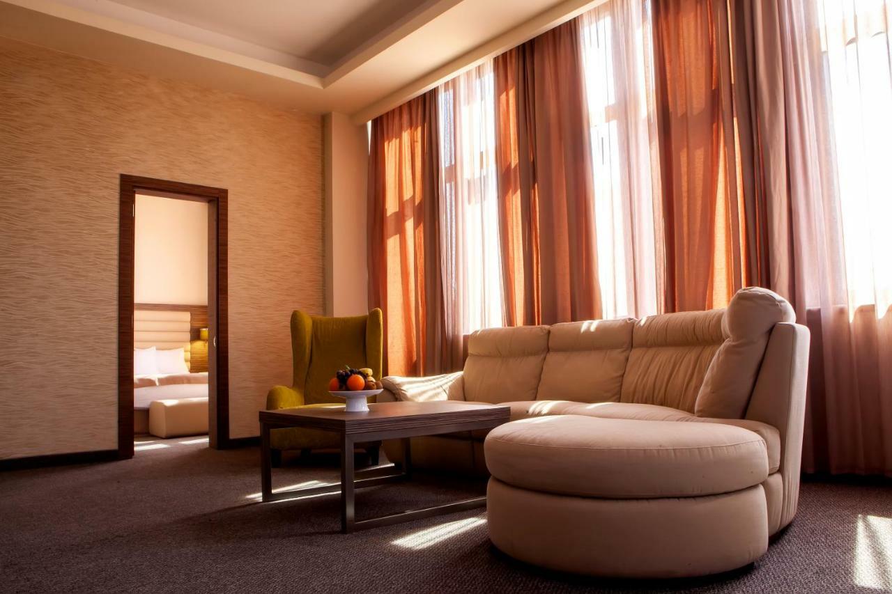 Hrazdan Hotel Yerevan Bagian luar foto