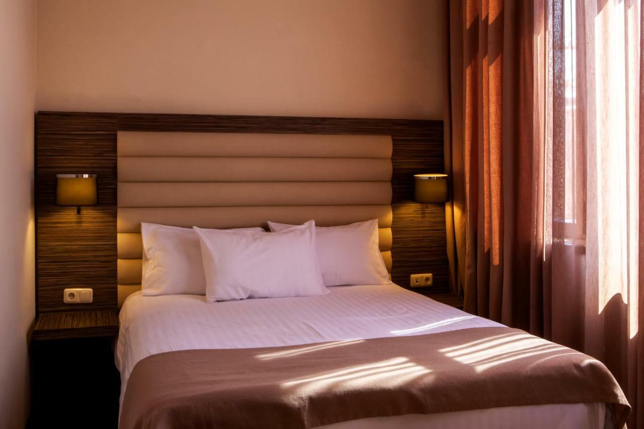 Hrazdan Hotel Yerevan Bagian luar foto