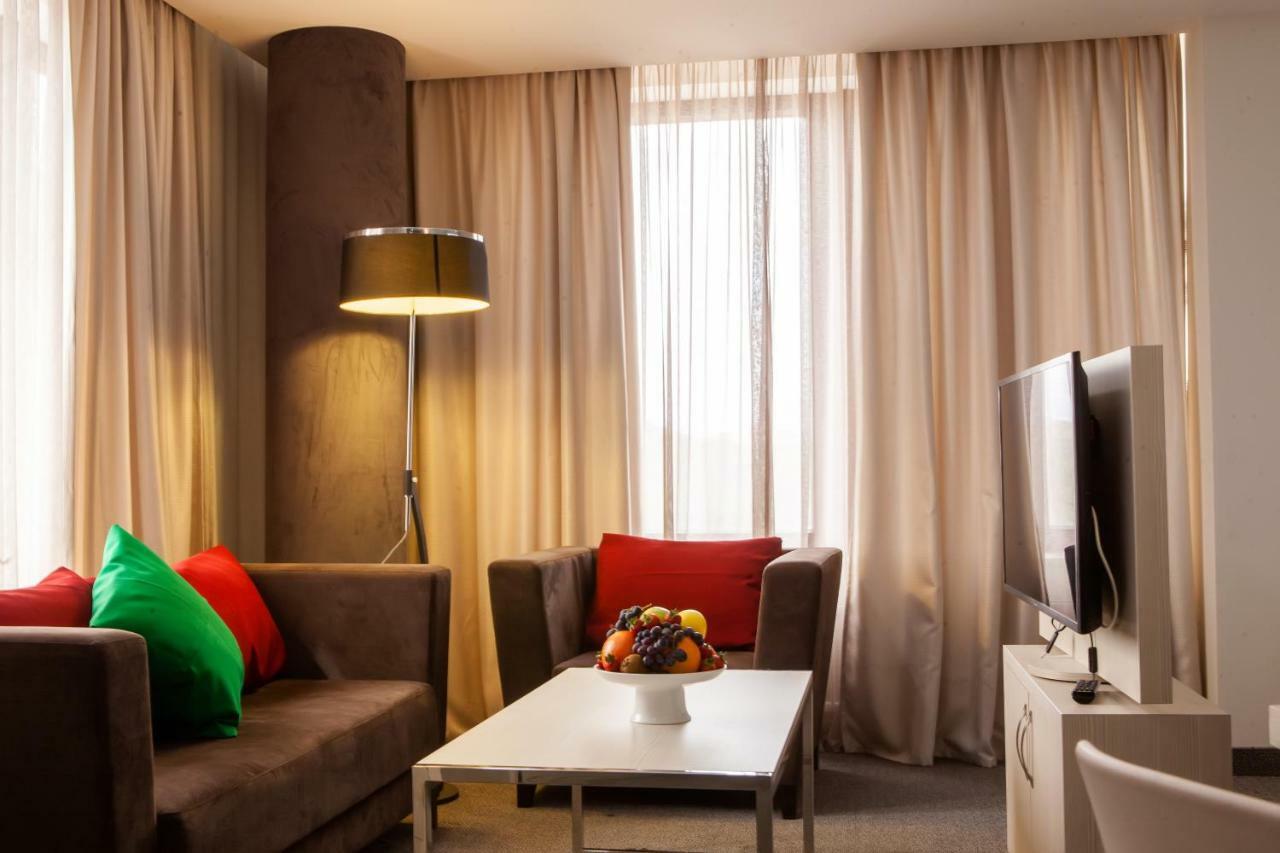 Hrazdan Hotel Yerevan Bagian luar foto