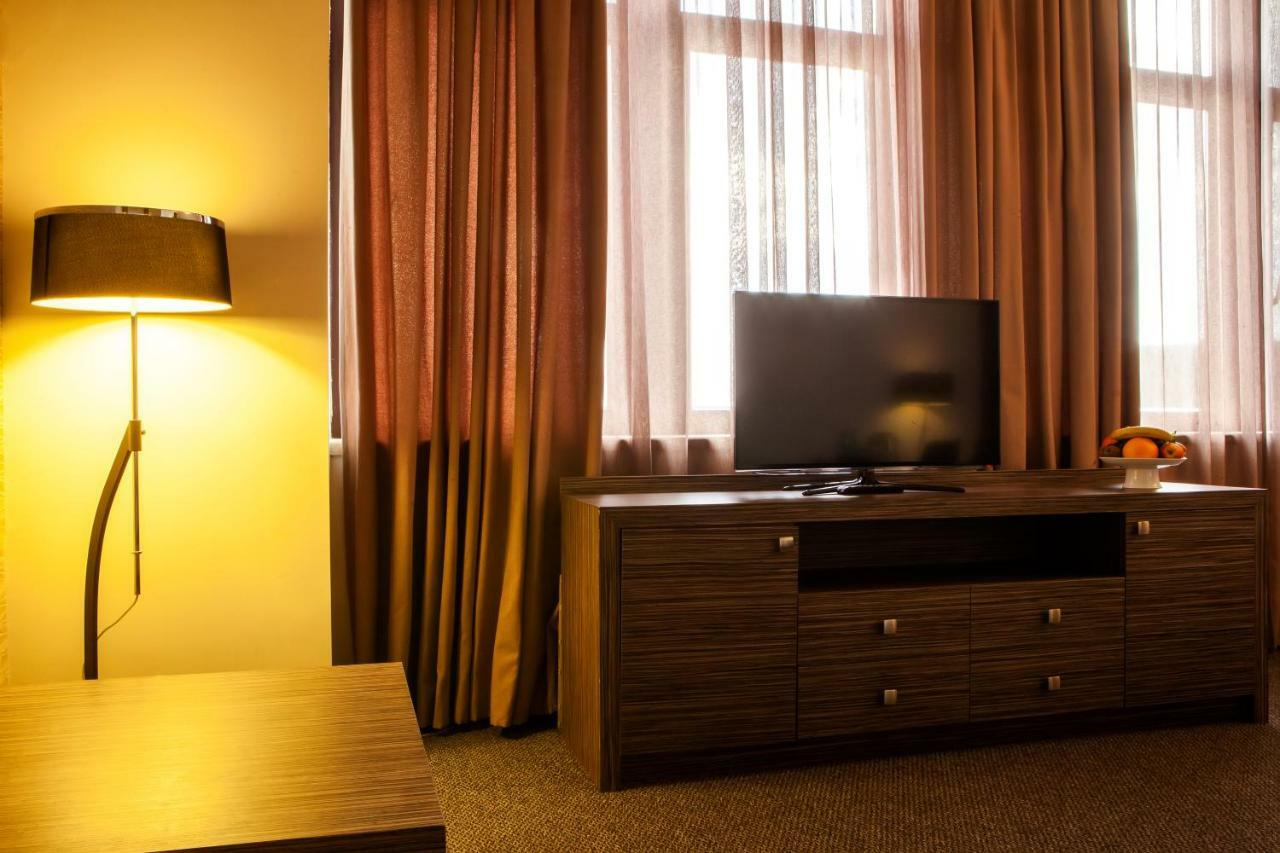 Hrazdan Hotel Yerevan Bagian luar foto