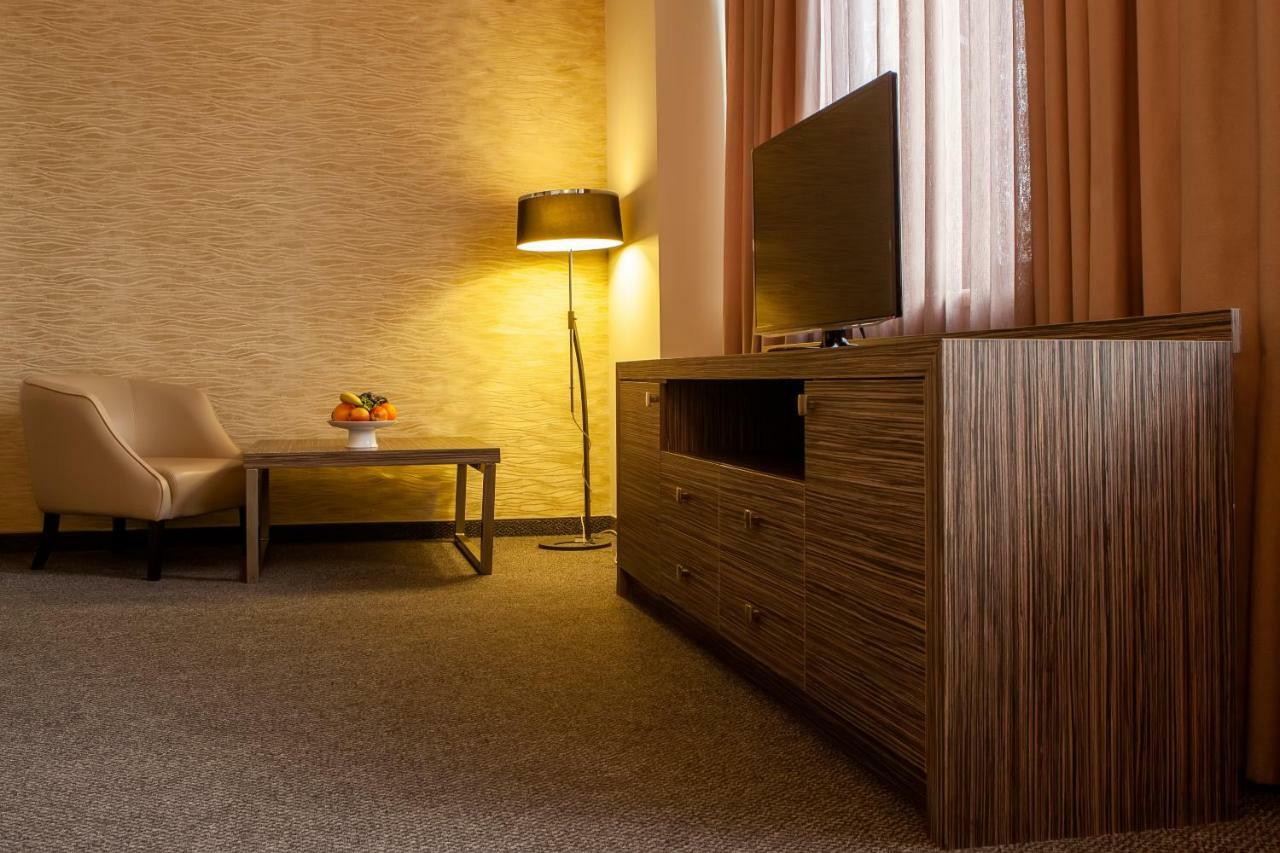 Hrazdan Hotel Yerevan Bagian luar foto