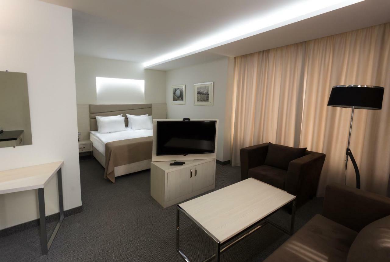 Hrazdan Hotel Yerevan Bagian luar foto