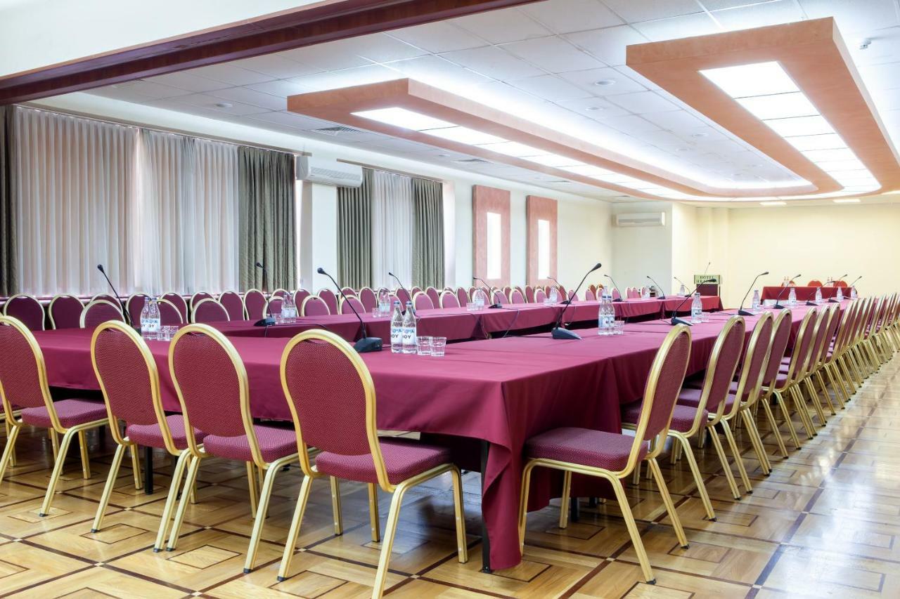Hrazdan Hotel Yerevan Bagian luar foto