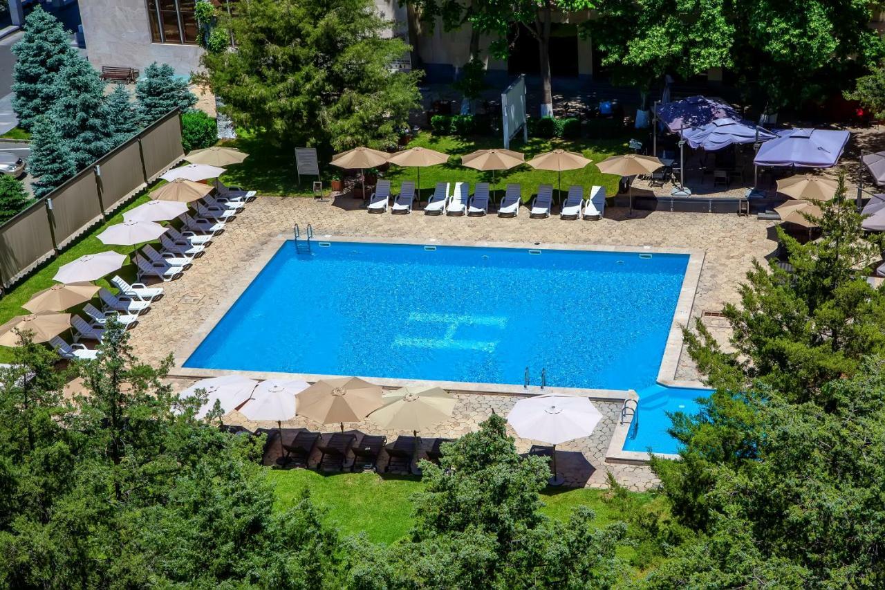 Hrazdan Hotel Yerevan Bagian luar foto