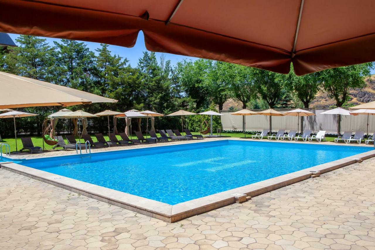 Hrazdan Hotel Yerevan Bagian luar foto