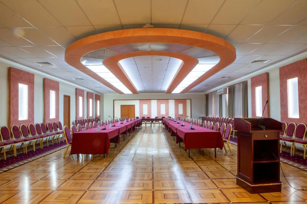 Hrazdan Hotel Yerevan Bagian luar foto