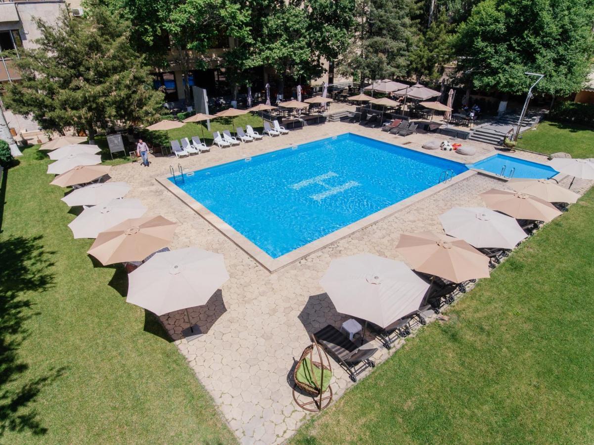 Hrazdan Hotel Yerevan Bagian luar foto