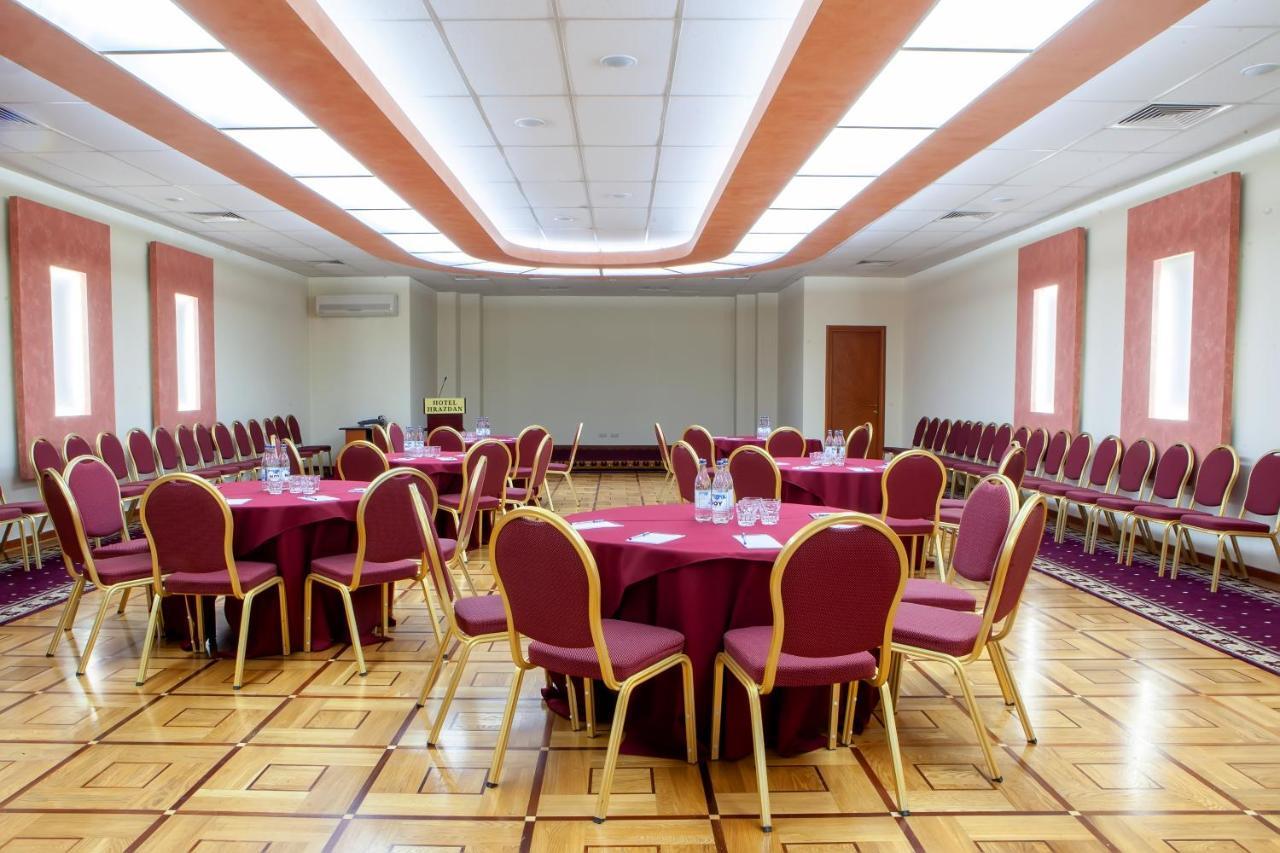 Hrazdan Hotel Yerevan Bagian luar foto