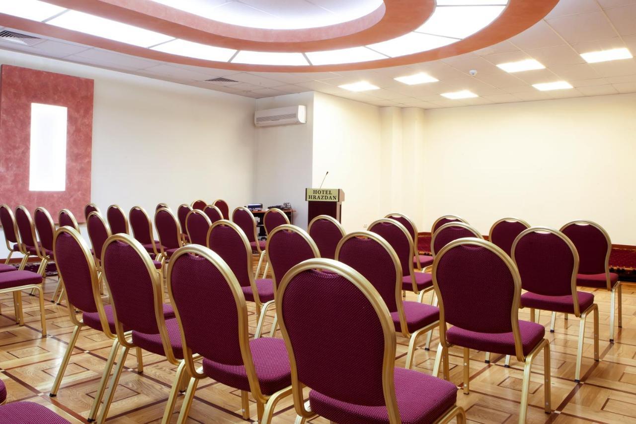 Hrazdan Hotel Yerevan Bagian luar foto