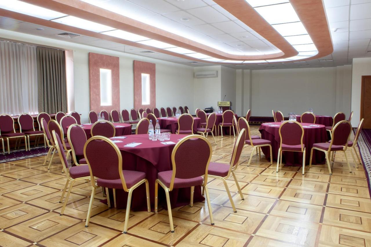Hrazdan Hotel Yerevan Bagian luar foto